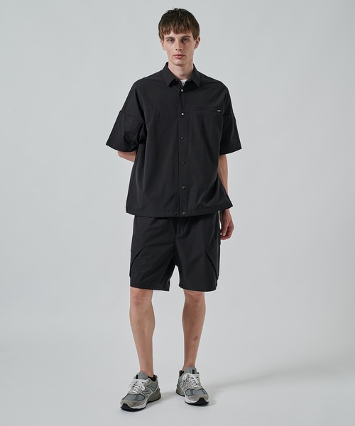 WHITE MOUNTAINEERING（ホワイトマウンテニアリング）の「【White Mountaineering】別注 BLK WIDE CARGO SHORT PANTS（その他パンツ・メンズ・ブラック・1/000/2）」の2枚目の写真