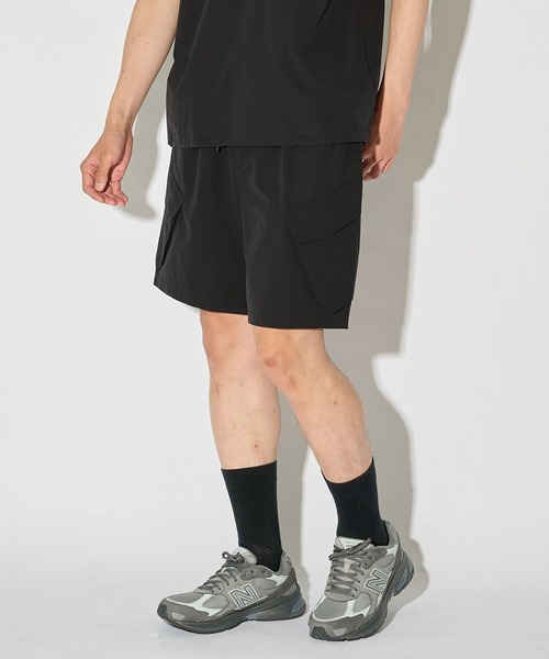 WHITE MOUNTAINEERING(ホワイトマウンテニアリング)の「【White Mountaineering】別注 BLK WIDE CARGO SHORT PANTS / ウォッシャブル / 透湿素材(その他パンツ・メンズ・ブラック・1/000/2)」の8枚目の写真