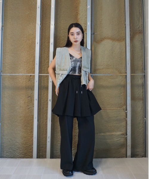 Ameri（アメリ）の「BOX TUCK MINI SKIRT（スカート・レディース・ブラック/グレー・SMALL/MEDIUM）」の4枚目の写真