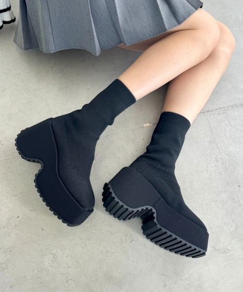 Loueme(ルエム)の「ボリュームソールスクエアトゥソックスブーツ(ブーツ・レディース・ブラック・22.5cm/23.5cm/24.5cm)」の1枚目の写真