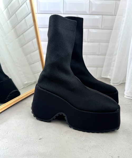 Loueme(ルエム)の「ボリュームソールスクエアトゥソックスブーツ(ブーツ・レディース・ブラック・22.5cm/23.5cm/24.5cm)」の12枚目の写真