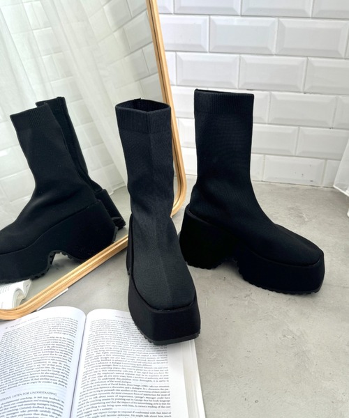 Loueme(ルエム)の「ボリュームソールスクエアトゥソックスブーツ(ブーツ・レディース・ブラック・22.5cm/23.5cm/24.5cm)」の7枚目の写真