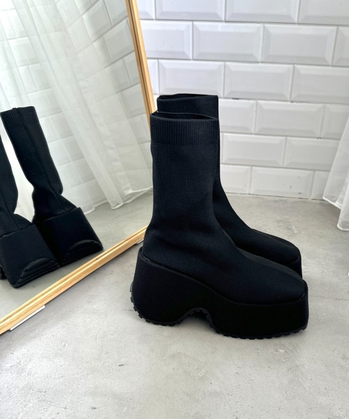Loueme(ルエム)の「ボリュームソールスクエアトゥソックスブーツ(ブーツ・レディース・ブラック・22.5cm/23.5cm/24.5cm)」の9枚目の写真