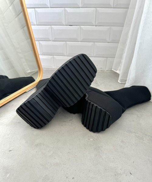 Loueme(ルエム)の「ボリュームソールスクエアトゥソックスブーツ(ブーツ・レディース・ブラック・22.5cm/23.5cm/24.5cm)」の11枚目の写真