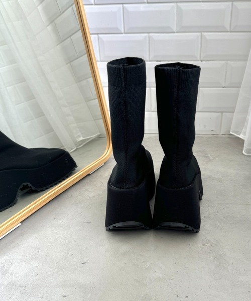 Loueme(ルエム)の「ボリュームソールスクエアトゥソックスブーツ(ブーツ・レディース・ブラック・22.5cm/23.5cm/24.5cm)」の10枚目の写真