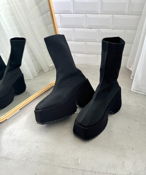 Loueme(ルエム)の「ボリュームソールスクエアトゥソックスブーツ(ブーツ・レディース・ブラック・22.5cm/23.5cm/24.5cm)」の8枚目の写真