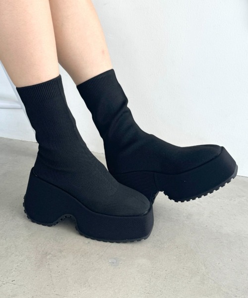 Loueme(ルエム)の「ボリュームソールスクエアトゥソックスブーツ(ブーツ・レディース・ブラック・22.5cm/23.5cm/24.5cm)」の2枚目の写真