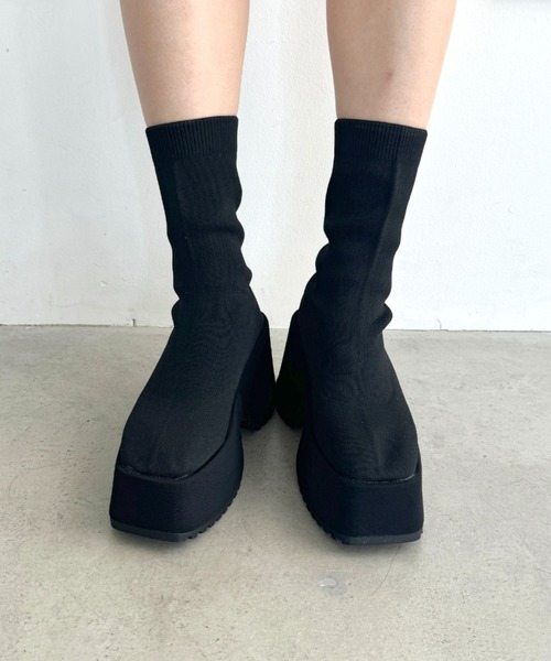 Loueme(ルエム)の「ボリュームソールスクエアトゥソックスブーツ(ブーツ・レディース・ブラック・22.5cm/23.5cm/24.5cm)」の6枚目の写真