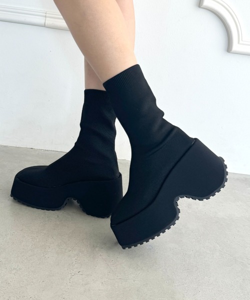 Loueme(ルエム)の「ボリュームソールスクエアトゥソックスブーツ(ブーツ・レディース・ブラック・22.5cm/23.5cm/24.5cm)」の3枚目の写真