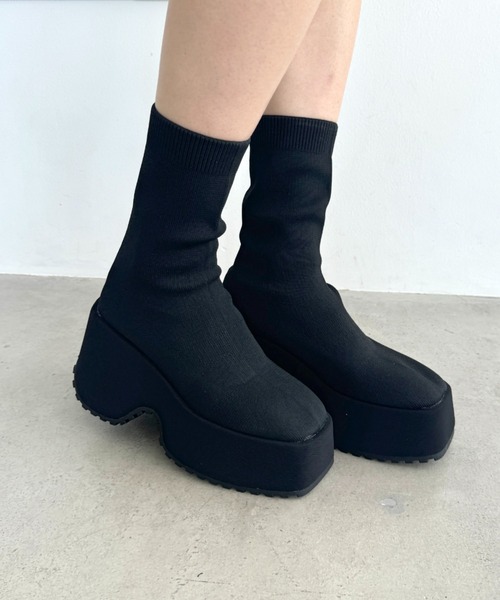 Loueme(ルエム)の「ボリュームソールスクエアトゥソックスブーツ(ブーツ・レディース・ブラック・22.5cm/23.5cm/24.5cm)」の4枚目の写真