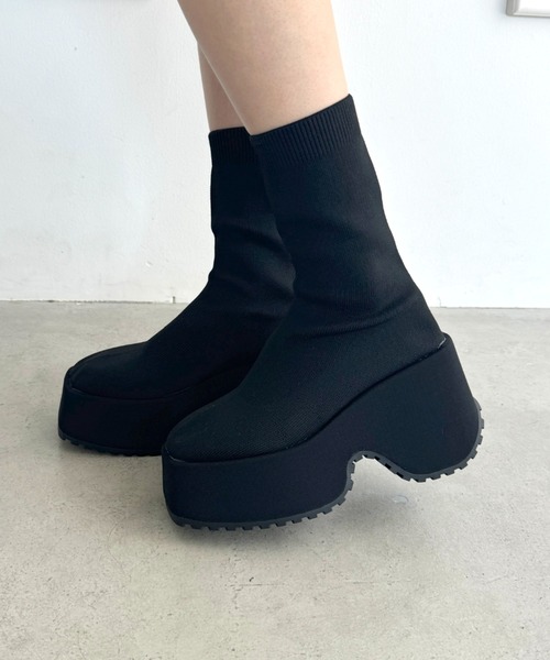 Loueme(ルエム)の「ボリュームソールスクエアトゥソックスブーツ(ブーツ・レディース・ブラック・22.5cm/23.5cm/24.5cm)」の5枚目の写真