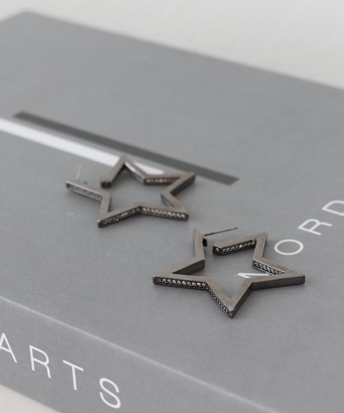 Three Four Time(スリーフォータイム)の「スターフレームピアス(ピアス(両耳用)・レディース・ブラック・FREE)」の3枚目の写真