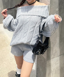 オフショルニット×ショートパンツ