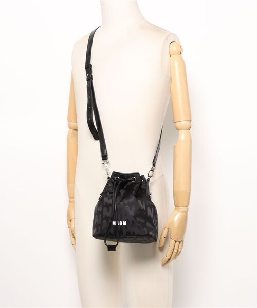 MSGM（エムエスジーエム）の「「TheMwave」2Way MINI ナイロンバケットバッグ（ショルダーバッグ・メンズ・ブラック・ONE SIZE）」の9枚目の写真