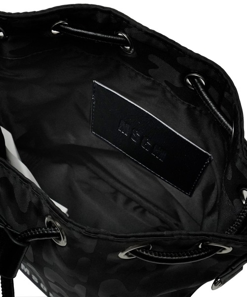 MSGM（エムエスジーエム）の「「TheMwave」2Way MINI ナイロンバケットバッグ（ショルダーバッグ・メンズ・ブラック・ONE SIZE）」の6枚目の写真
