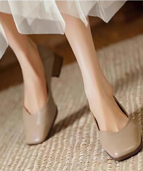 AMELY(エミリー)の「スクエアトゥチャンキーローヒールパンプス(パンプス・レディース・ブラウン/グレイッシュベージュ・35/36/38/39/40/37)」の2枚目の写真