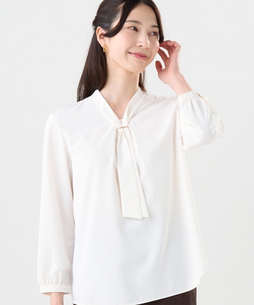 TOKYO SHIRTS（トウキョウシャツ）の「シルキーサテン パーツ付ボウタイ ブラウス（シャツ/ブラウス・レディース・ホワイト/パープル/ベージュ・M/L）」の2枚目の写真