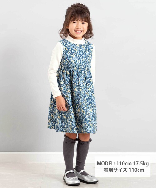 BeBe（ベベ）の「【お揃い】オンフルールフラワープリントジャンパースカート(80~150cm)（ジャンパースカート・キッズ・ブルー系その他2・80ｃｍ/150cm/100cm/130cm/90cm/140cm/120cm/110cm）」の2枚目の写真