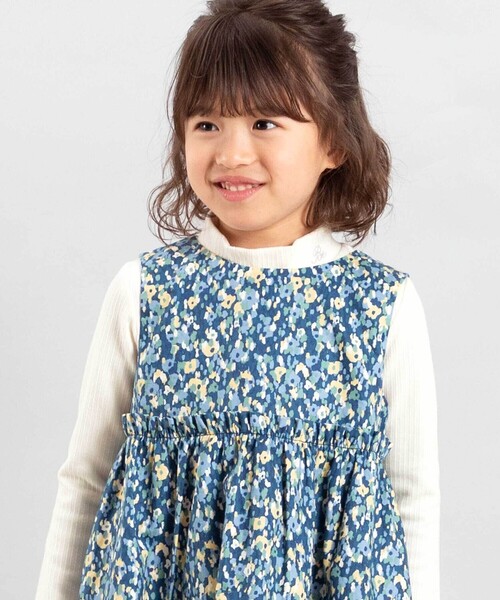 BeBe（ベベ）の「【お揃い】オンフルールフラワープリントジャンパースカート(80~150cm)（ジャンパースカート・キッズ・ブルー系その他2・80ｃｍ/150cm/100cm/130cm/90cm/140cm/120cm/110cm）」の3枚目の写真