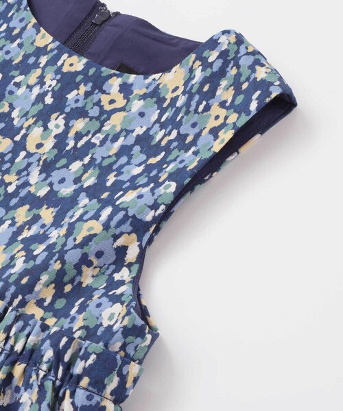 BeBe（ベベ）の「【お揃い】オンフルールフラワープリントジャンパースカート(80~150cm)（ジャンパースカート・キッズ・ブルー系その他2・80ｃｍ/150cm/100cm/130cm/90cm/140cm/120cm/110cm）」の8枚目の写真