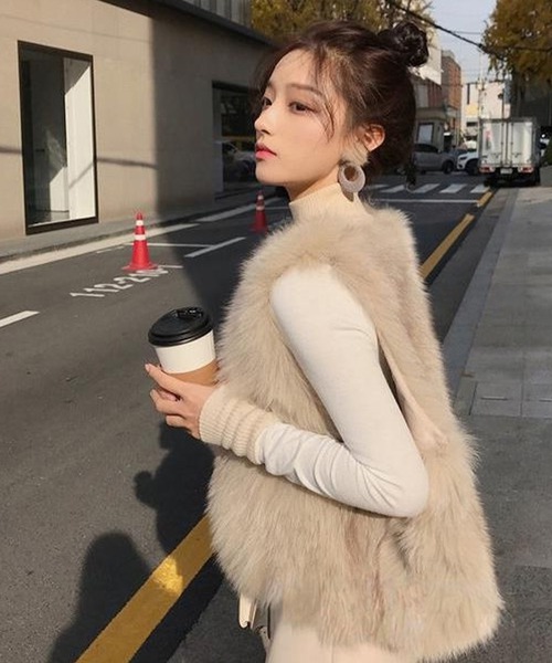 DAY CLOSET（デイ クローゼット）の「【表面ふわふわ、肌さわりスリーク】コーデ華やぐフェイクファーシャギーニットベスト レディース（ベスト・レディース・ベージュ・S/M/L）」の3枚目の写真