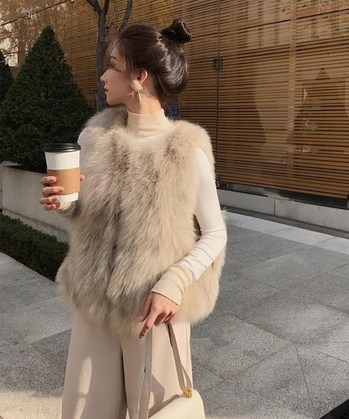 DAY CLOSET（デイ クローゼット）の「【表面ふわふわ、肌さわりスリーク】コーデ華やぐフェイクファーシャギーニットベスト レディース（ベスト・レディース・ベージュ・S/M/L）」の5枚目の写真