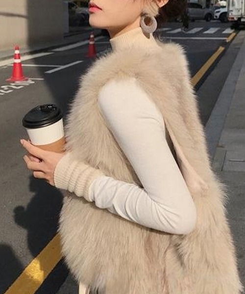 DAY CLOSET（デイ クローゼット）の「【表面ふわふわ、肌さわりスリーク】コーデ華やぐフェイクファーシャギーニットベスト レディース（ベスト・レディース・ベージュ・S/M/L）」の8枚目の写真