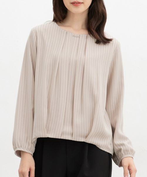 Honeys(ハニーズ)の「【ハニぽか】あったか裏地裾タックブラウス(シャツ/ブラウス・レディース・アイボリー系/グレイッシュブルー/アイボリー/ブラック/ベージュ系・3L/L/LL/M/S)」の3枚目の写真