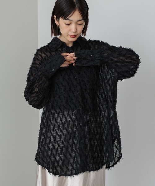 Bou Jeloud（ブージュルード）の「フェザーライクシアーシャツ（シャツ/ブラウス・レディース・オフホワイト/ブラック/ベージュ・FREE）」の2枚目の写真