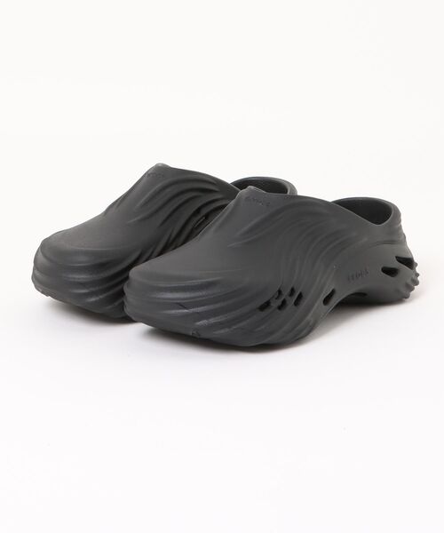 crocs(クロックス)の「crocs クロックス ECHO WAVE エコーウェーブ 210521-060 BLACK/BLACK(サンダル・メンズ・ブラック・29.0cm/28.0cm/27.0cm/26.0cm/25.0cm/23.0cm/24.0cm/22.0cm)」の1枚目の写真