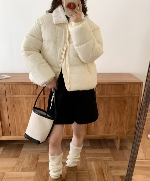 gossip!ロサンゼルス(ゴシップロサンゼルス)の「【Y2Kガーリー】レトロフェイクムートン襟付き中綿ジャケット(ダウンジャケット/コート・レディース・オフホワイト/ブラック・M)」の4枚目の写真