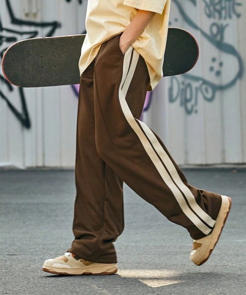 CALIFORNIA OUTFITTERS(カリフォルニア アウトフィッターズ)の「10D50-MZ サイドライントラックパンツ ワイド スウェットパンツ(その他パンツ・メンズ・ブラウン/ブラック・XL/L/M)」の1枚目の写真