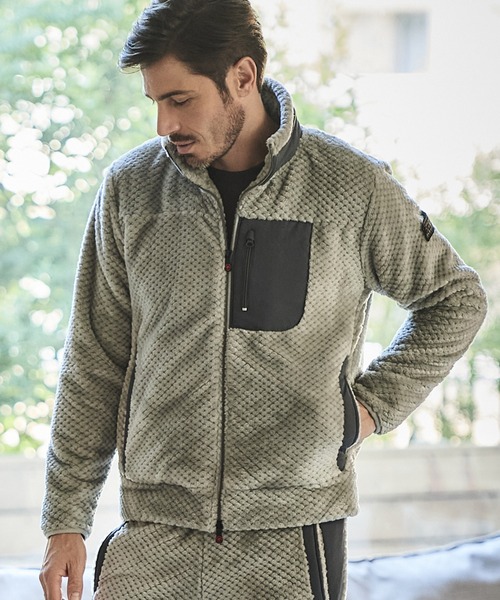 g-stage（ジーステージ）の「ムートン調ソフトフリースハイネックジップブルゾン（ブルゾン・メンズ・ライトグレー/ブラック・46/48/50）」の3枚目の写真