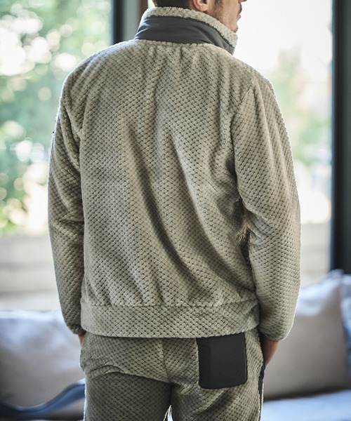 g-stage（ジーステージ）の「ムートン調ソフトフリースハイネックジップブルゾン（ブルゾン・メンズ・ライトグレー/ブラック・46/48/50）」の4枚目の写真