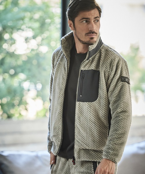 g-stage（ジーステージ）の「ムートン調ソフトフリースハイネックジップブルゾン（ブルゾン・メンズ・ライトグレー/ブラック・46/48/50）」の7枚目の写真