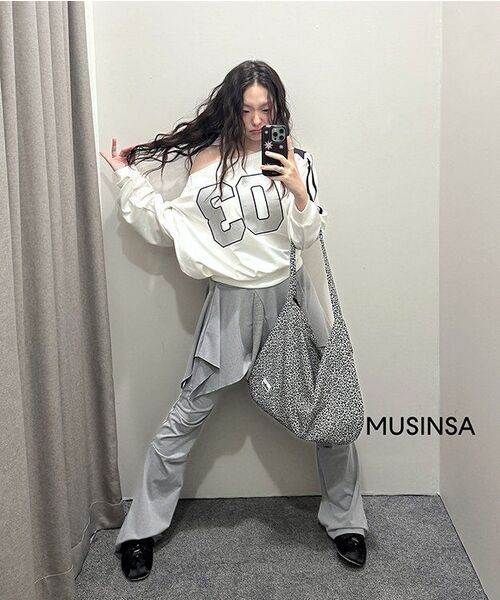 YOUHEE(ユヒ)の「OFFSHOULDER JERSEY SWEATSHIRTS WHITE(Tシャツ/カットソー・レディース・その他・FREE)」の10枚目の写真