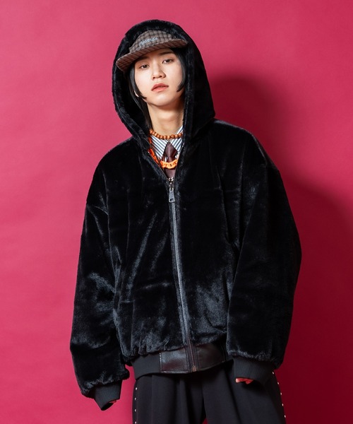 a.p.o.v.(エーピーオービー)の「a.p.o.v. リバーシブル総ショートファー×合成皮革オーバーサイズフードブルゾンジャケット(ブルゾン・メンズ・ブラック/チャコール・ONESIZE)」の7枚目の写真
