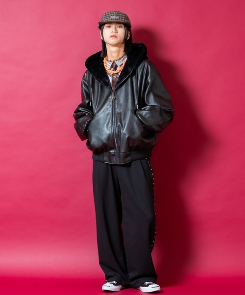 a.p.o.v.(エーピーオービー)の「a.p.o.v. リバーシブル総ショートファー×合成皮革オーバーサイズフードブルゾンジャケット(ブルゾン・メンズ・ブラック/チャコール・ONESIZE)」の8枚目の写真