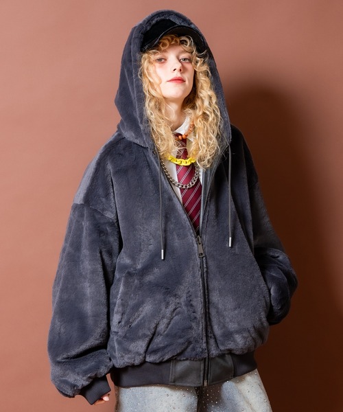 a.p.o.v.(エーピーオービー)の「a.p.o.v. リバーシブル総ショートファー×合成皮革オーバーサイズフードブルゾンジャケット(ブルゾン・メンズ・ブラック/チャコール・ONESIZE)」の10枚目の写真