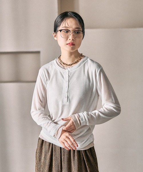 LEPSIM（レプシィム）の「レイヤードヘンリーネックLS　626985（Tシャツ/カットソー・レディース・ブラック/グレー/オフホワイト/ライトイエロー/ライトグレー・FREE）」の2枚目の写真