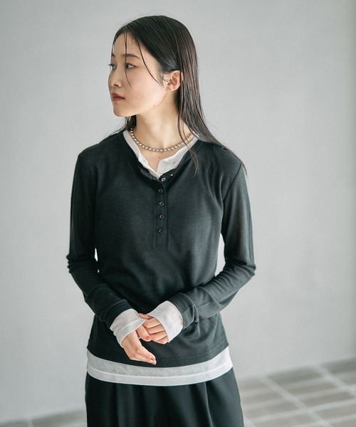 LEPSIM（レプシィム）の「レイヤードヘンリーネックLS　626985（Tシャツ/カットソー・レディース・ブラック/グレー/オフホワイト/ライトイエロー/ライトグレー・FREE）」の16枚目の写真