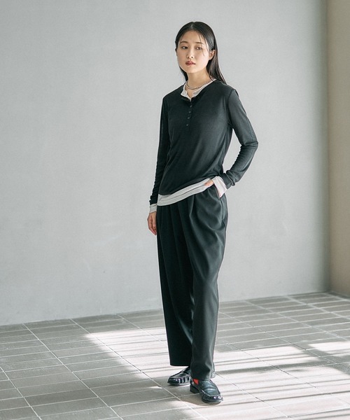 LEPSIM（レプシィム）の「レイヤードヘンリーネックLS　626985（Tシャツ/カットソー・レディース・ブラック/グレー/オフホワイト/ライトイエロー/ライトグレー・FREE）」の14枚目の写真