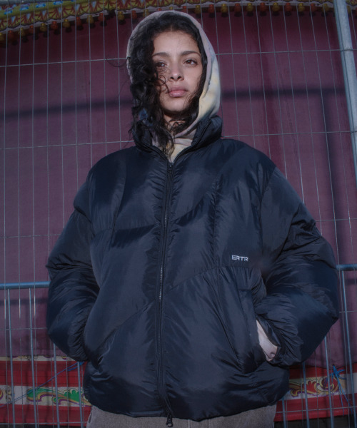 ERTR(イーアールティーアール)の「Asymmetric Puffer Jacket Black(ダウンベスト・レディース・その他・SMALL/LARGE)」の1枚目の写真