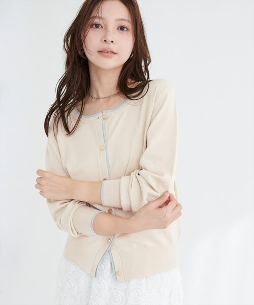 natural couture(ナチュラルクチュール)の「配色金ボタンニットカーディガン(カーディガン/ボレロ・レディース・オフホワイト/チャコールグレー/ベージュ/ネイビー/ライトグレー・FREE)」の4枚目の写真