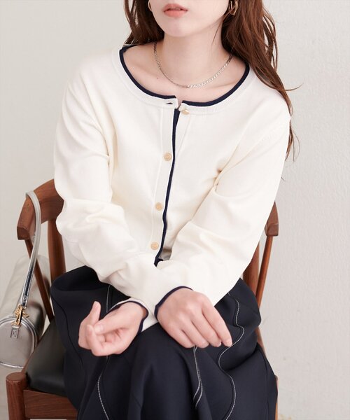 natural couture(ナチュラルクチュール)の「配色金ボタンニットカーディガン(カーディガン/ボレロ・レディース・オフホワイト/チャコールグレー/ベージュ/ネイビー/ライトグレー・FREE)」の2枚目の写真