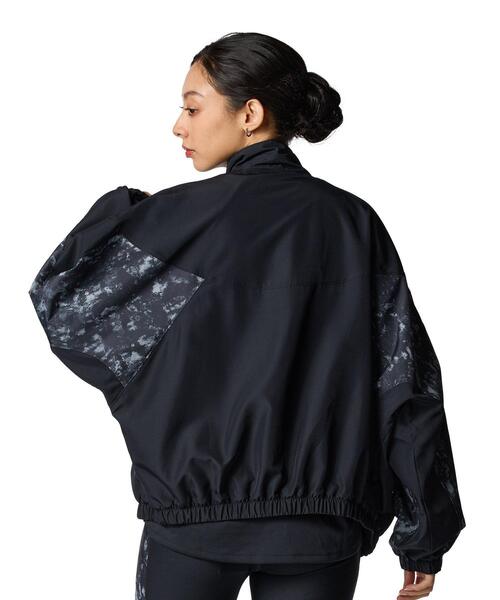 UNDER ARMOUR(アンダーアーマー)の「UAメッシュ ライナー ウーブン プリント フルジップ ジャケット(トレーニング/レディース)(その他アウター・レディース・ブラック・L/M/XL/S)」の2枚目の写真