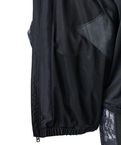 UNDER ARMOUR(アンダーアーマー)の「UAメッシュ ライナー ウーブン プリント フルジップ ジャケット(トレーニング/レディース)(その他アウター・レディース・ブラック・L/M/XL/S)」の5枚目の写真