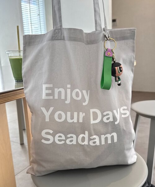 SEADAM（シーダム）の「【WEB限定】【SEADAM】メッセージプリントトートバッグ（トートバッグ・レディース・ピンク/グリーン/ライトグレー/オレンジ/イエロー/パープル/ブルー系その他/ブルー/ブラック/バーガンディー/レッド・ONE SIZE）」の3枚目の写真