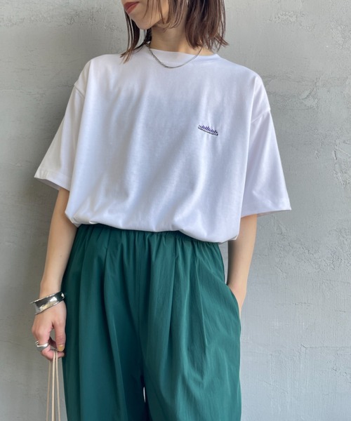 THOUSAND MILE（サウザンドマイル）の「[THOUSAND MILE/サウザンドマイル] ワンポイント刺繍ロゴ ショートスリーブTシャツ（Tシャツ/カットソー・レディース・ホワイト/ブラック・M/L）」の2枚目の写真