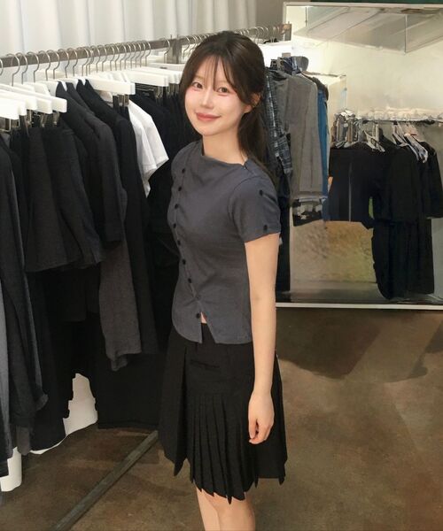 Miseki SEOUL(ミセキソウル)の「サイドプリーツラインミディスカート ブラック(スカート・レディース・その他・1/2)」の6枚目の写真
